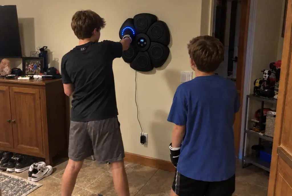 Dos chicos jugando con el MusiBoxe Mount Displ