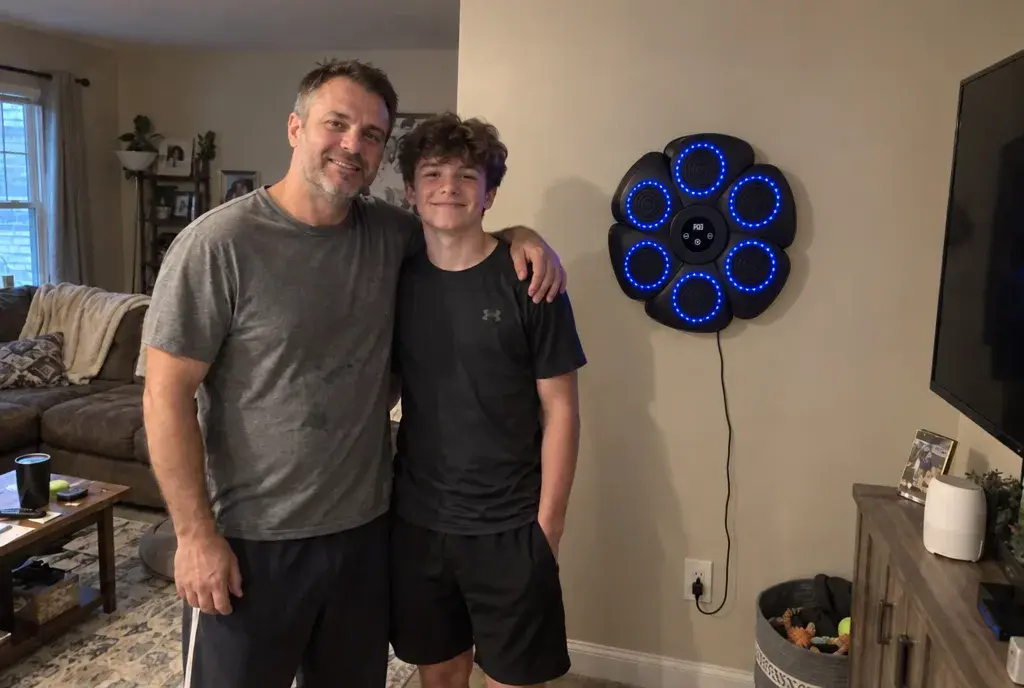 Padre e hijo junto al MusiBoxe Mount Displ